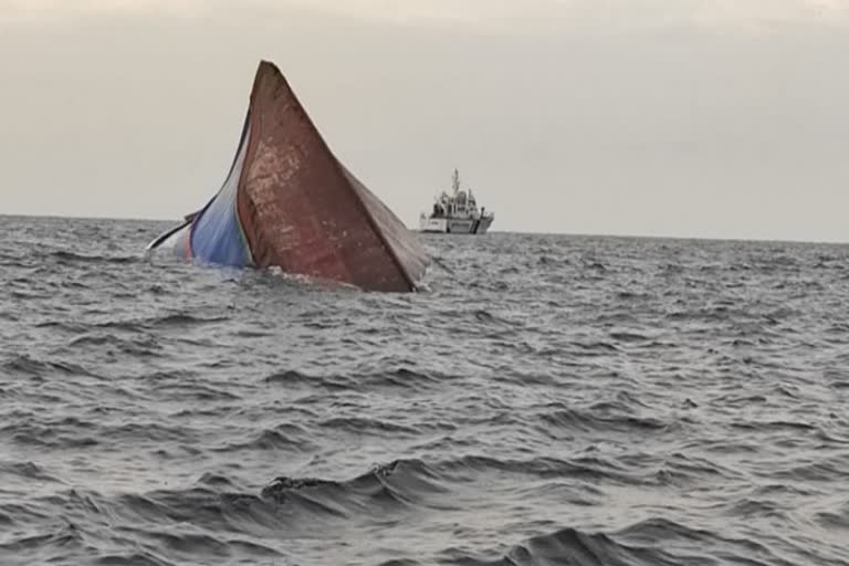 കോഴിക്കോട്  കോഴിക്കോട് ജില്ലാ വാര്‍ത്തകള്‍  mangalore boat accident  mangalore boat accident  boat hits ship near mangalore  kozhikkode  kozhikkode latest news  ബോട്ട് അപകടം  മൂന്ന് മത്സ്യത്തൊഴിലാളികളുടെ മൃതദേഹങ്ങള്‍ കൂടി കണ്ടെടുത്തു