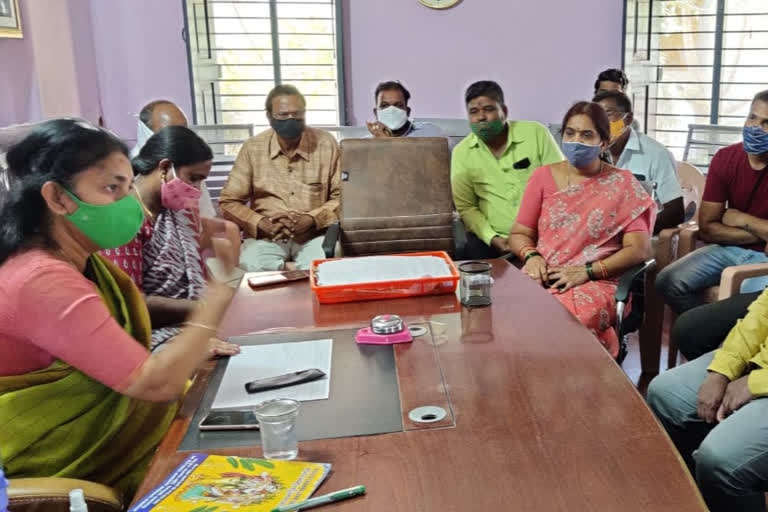 mla sunitha meeting with road winding victims in yadadri