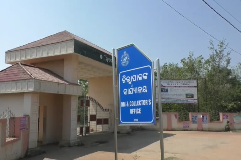 water supply dept  engineers misbehave to people  in subarnapur video vieral