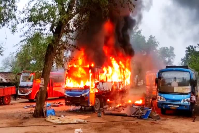 FIRE BROKE OUT IN BUS in Jashpur