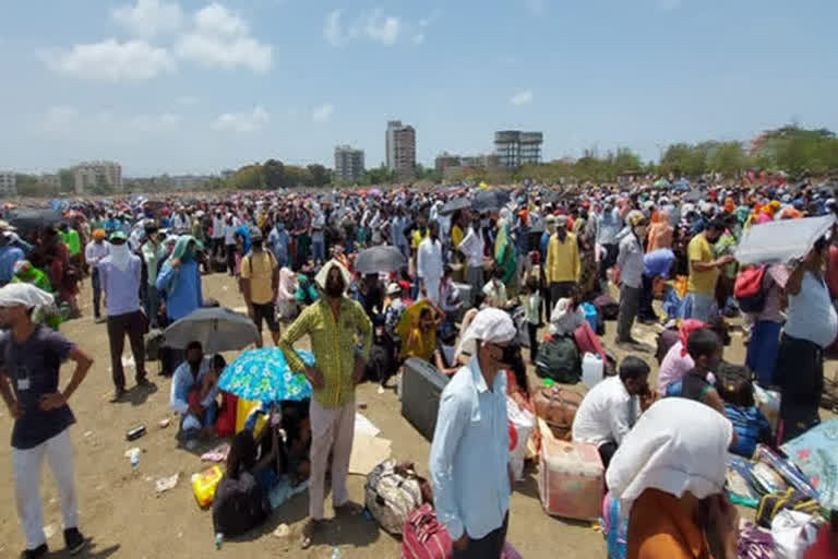 Thousands of workers arrive in Anand Bihar hoping to return home