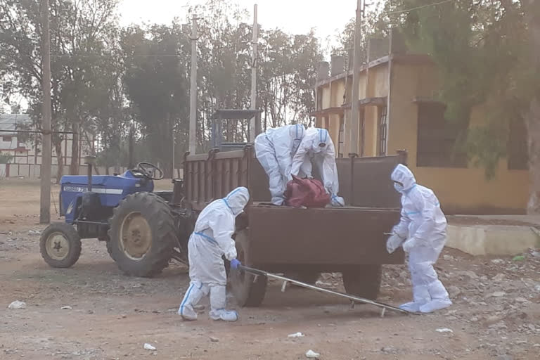 deadbody of corona infected person taken in tractor