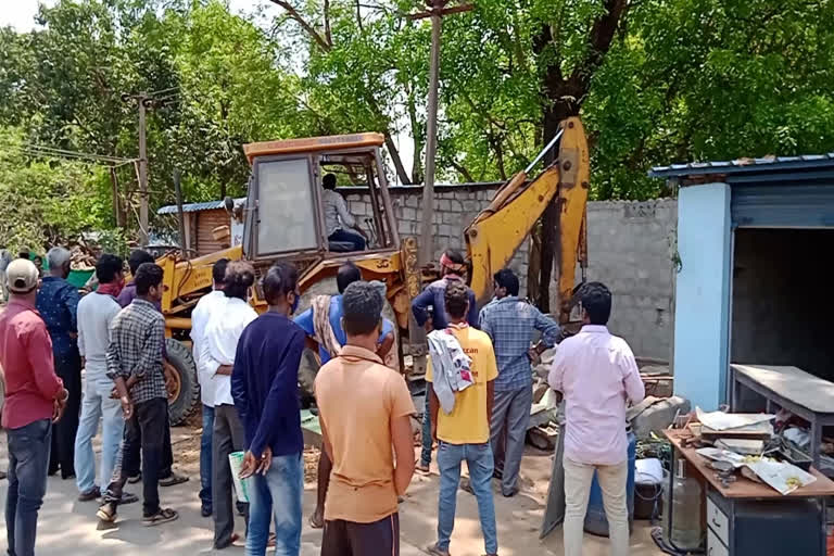 illegal constructions demolish in rampachodavaram, dispute between officers and locals in rampachodavaram