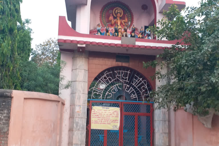 मंदिर गेट में लगा ताला