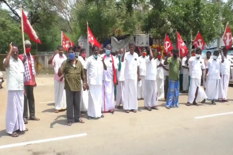 உரம் விலை உயர்வை கண்டித்து விவசாயிகள் சங்கத்தினர் ஆர்ப்பாட்டம்