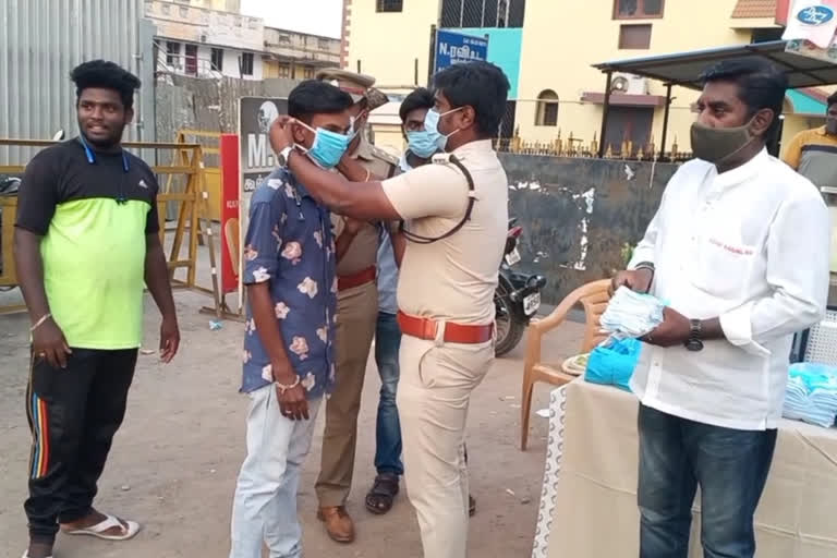 police officials and charitable trust together provide free mask to public