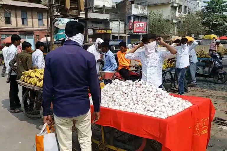 जळगावात राज्य शासनाच्या निर्बंधांची ऐशीतैशी