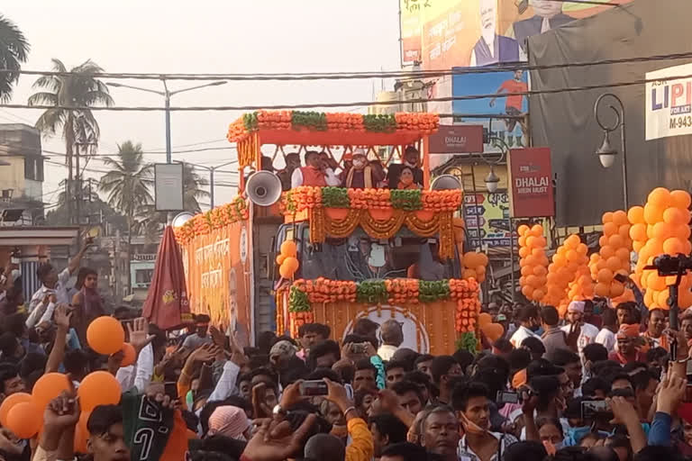 bengal election 2021 Mithun chakraborty walks out of road show in Raiganj disappointment for BJP workers