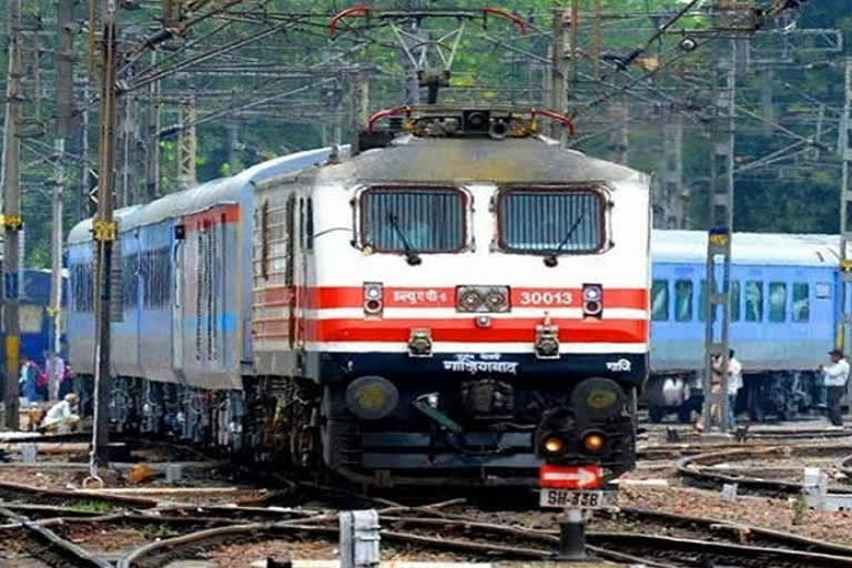 Railways  'Oxygen Express'  COVID-19  കൊവിഡ്  ഓക്‌സിജന്‍  ട്രെയിൻ  Train  Indian Railway  Corona