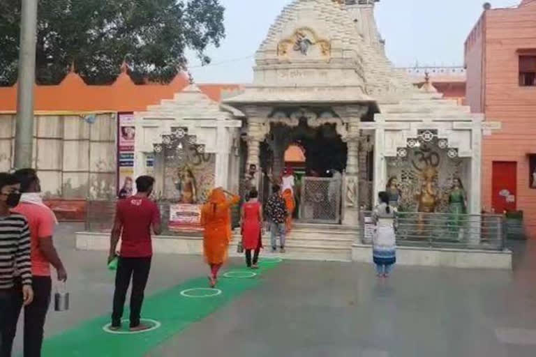 Despite the weekend lockdown devotees worshipped at the gate of Dudheshwarnath Temple