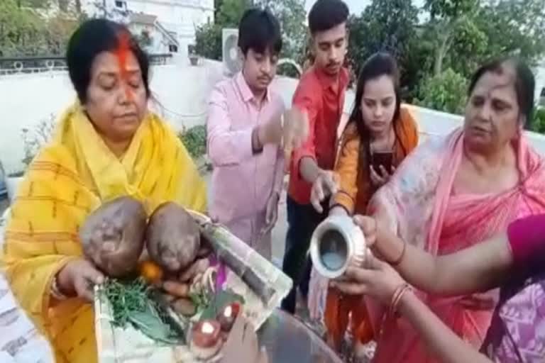 arghya-given-of-chaiti-chhath-in-ranchi