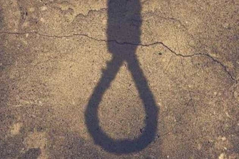 commits suicide, युवक का शव मिला