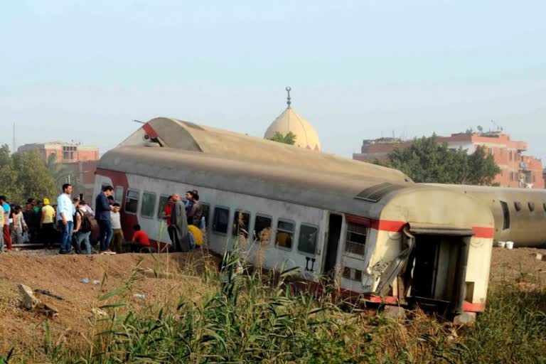 ട്രെയിൻ പാളം തെറ്റി  train derails  ഈജിപ്‌തിൽ പാസഞ്ചർ ട്രെയിൻ പാളം തെറ്റി  Passenger train derails in Egypt  ഈജിപ്‌ത് ട്രെയിൻ അപകടം  Egypt train accident  കെയ്‌റോ  cairo  കെയ്‌റോ ട്രെയിൻ അപകടം  cairo train accident  accident  train accident  ട്രെയിൻ അപകടം  അപകടം