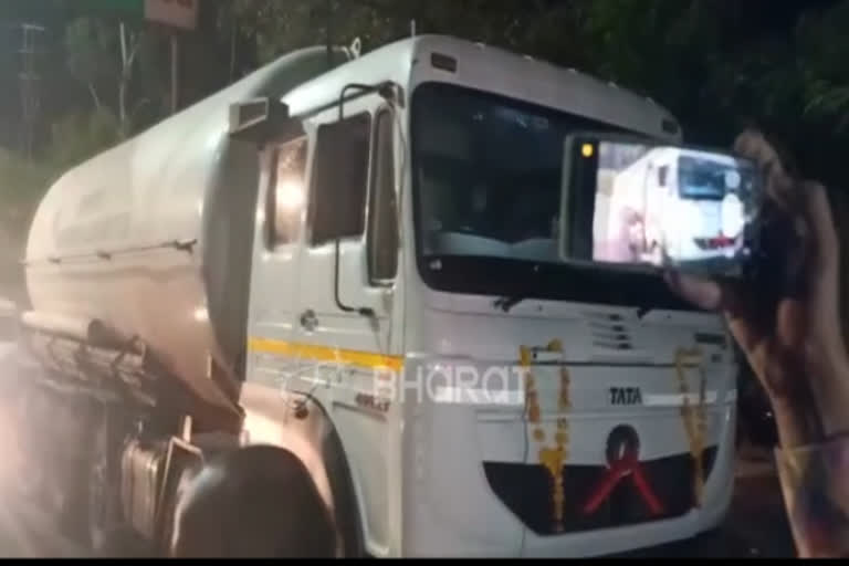 welcomed with prayers  Oxygen tanker arrives in Indore from Gujarat  Reliance industries send 30 tonnes of liquid Oxygen to MP  Oxygen shortage in MP  മധ്യപ്രദേശ്‌  30 ടൺ ലിക്വിഡ്‌ ഓക്‌സിജൻ  റിലയൻസ് ഗ്രൂപ്പ്