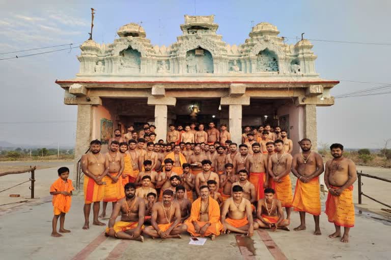 devotees wearing hanumamale