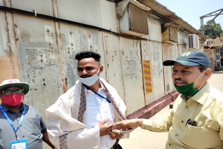 Pointman rescue boy vangani railway station