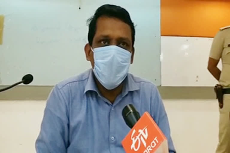 Covid  Restriction increased by Collector because of covid cases increases in Kasarkode District  Restriction increased by Collector  covid cases increases in Kasarkode District  Collector  covid cases  Kasarkode District  Restriction  കാസര്‍കോട് ജില്ലയില്‍ സ്ഥിതി ഗുരുതരം; നിയന്ത്രണങ്ങള്‍ കടുപ്പിച്ച് ജില്ലാ ഭരണകൂടം  കാസര്‍കോട് ജില്ലയില്‍ സ്ഥിതി ഗുരുതരം  നിയന്ത്രണങ്ങള്‍ കടുപ്പിച്ച് ജില്ലാ ഭരണകൂടം  കാസര്‍കോട്  ഗുരുതരം  ജില്ലാ ഭരണകൂടം  ഡോ.ഡി.സജിത് ബാബു  കളക്ടര്‍