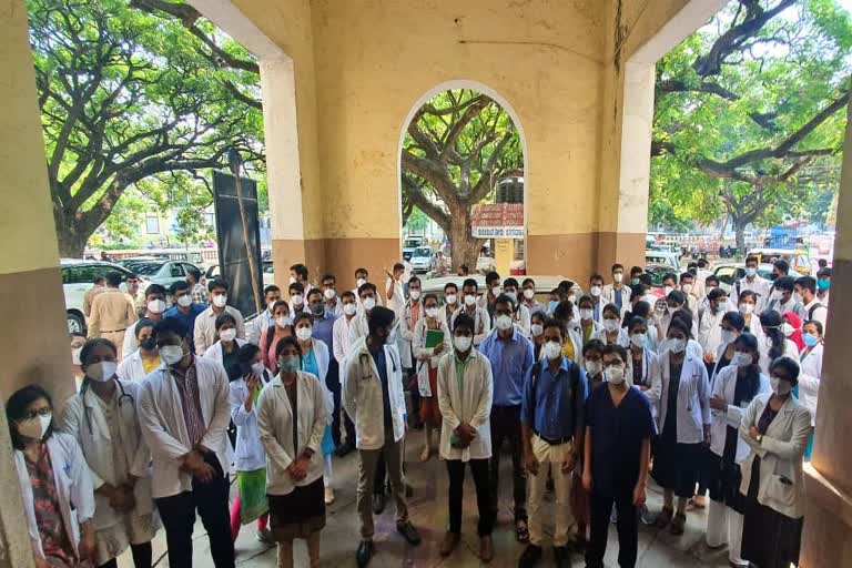 mysore-kr-hospital-doctors-protest-to-providing-security