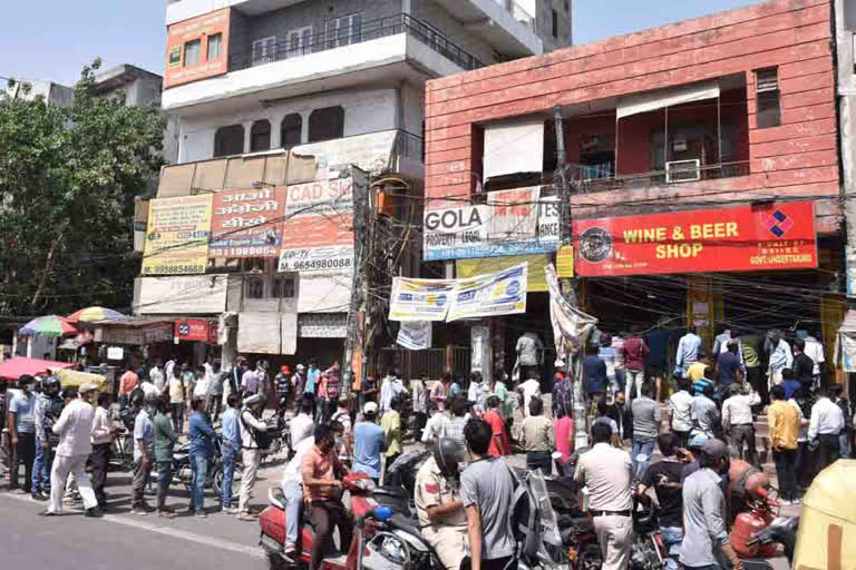 long queues at liquor stores in delhi after announcing lock down