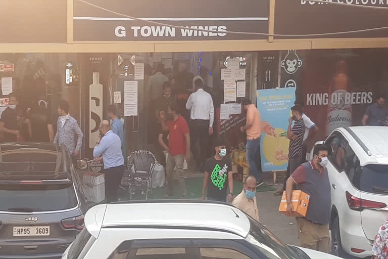 Crowd wine shops Gurugram, भीड़ शराब दुकान गुरुग्राम