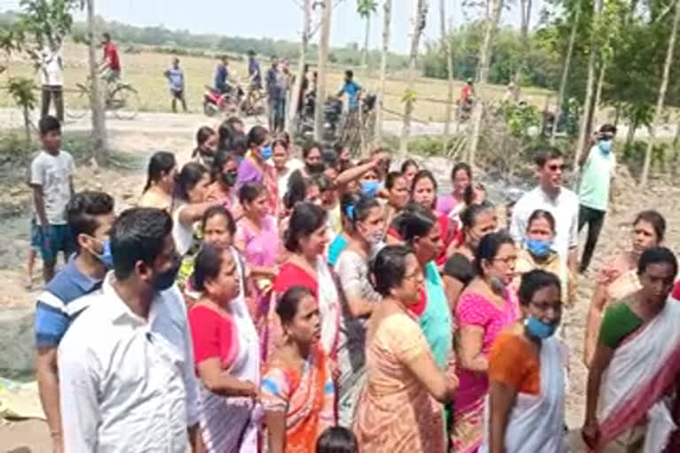 women-come-to-protest-to-stop-wine-shop