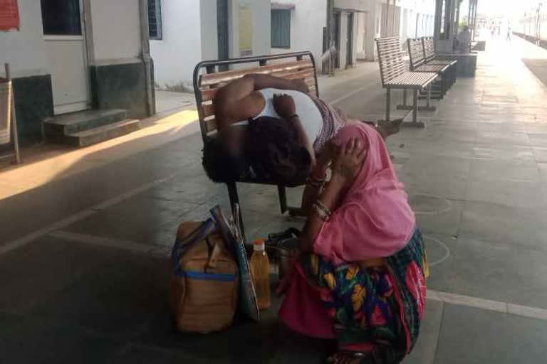 Wife sitting for 3 hours near dead body of husband