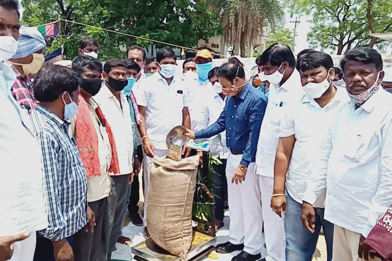 Additional Collector Shamprasad Lal inaugurated a grain purchasing center