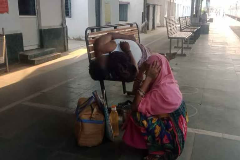 റായ്‌പൂർ  raipur  ഛത്തീസ്‌ഗഡ്  chattisgarh  woman waits for hours near husband's body  ഭർത്താവിന്‍റെ മൃതദേഹവുമായി ഭാര്യ റെയിൽവേ സ്‌റ്റേഷനിൽ  കൊവിഡ്19  covid 19  covid  കൊവിഡ്  death  മരണം