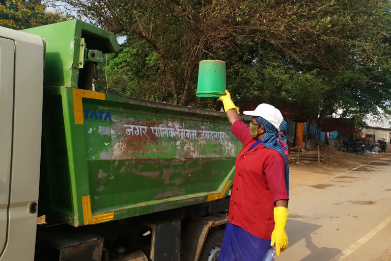 jagdalpur-municipal-corporation-is-not-providing-safety-equipment-to-swachhta-didi