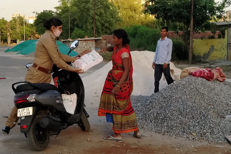 Noida female constable distributes food to the poor_vis_up_noida_upur10010