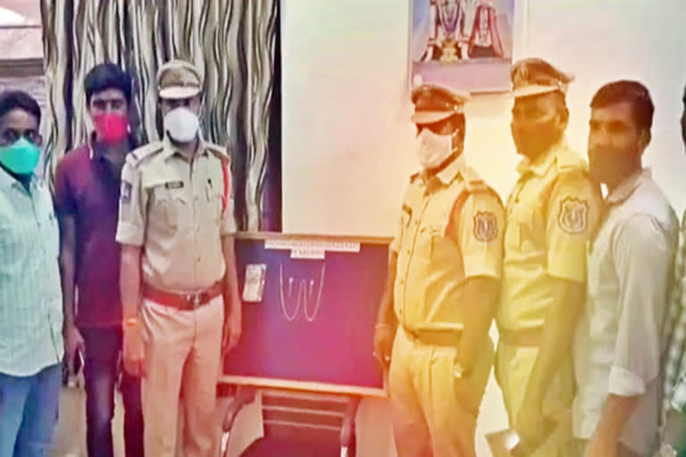 robbery, robbery from woman, meerpet police