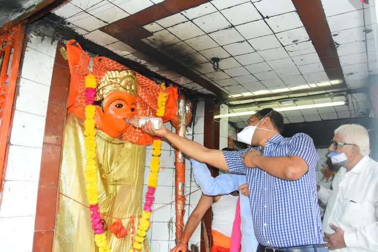 Collector worshiping chubis khamba mata