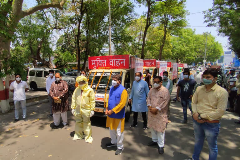 মৃতদেহ কঢ়িওৱা বাহনৰ সৈতে ফটো উঠি সমালোচিত ভূপালৰ বিজেপি নেতা