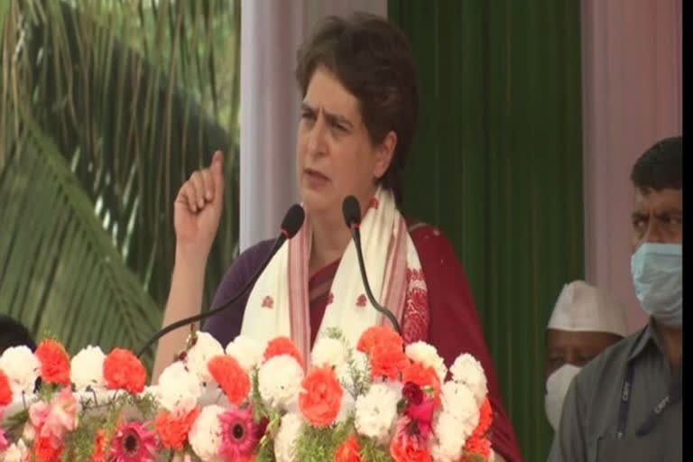 covid-19: Priyanka Gandhi Vadra urges Centre to provide monetary help to poor  covid surge  migrant workers  new delhi  നിർധനരായവർക്ക് കേന്ദ്രം ധനസഹായം നൽകണം: പ്രിയങ്ക ഗാന്ധി  ന്യൂഡൽഹി