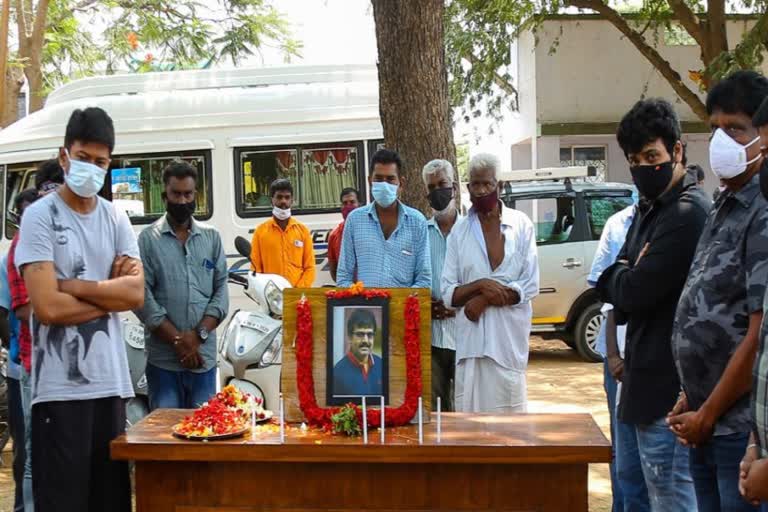 മൗന പ്രാർഥന വിവേക് സിനിമ വാർത്ത  വിവേക് മരിച്ചു പുതിയ വാർത്ത  വിവേക് മൗന പ്രാർഥന ഉദയാനിധി സ്റ്റാലിൻ വാർത്ത  ഉദയാനിധി സ്റ്റാലിൻ ആർട്ടിക്കിൾ 15 തമിഴ് വാർത്ത  ഉദയാനിധി സ്റ്റാലിൻ അരുണ്‍രാജ കാമരാജ് വാർത്ത  late actor vivek news latest  late actor vivek tribute news latest  late actor vivek article 15 tamil remake crew respect news  article 15 tamil remake udhayanidhi stalin vivek news latest