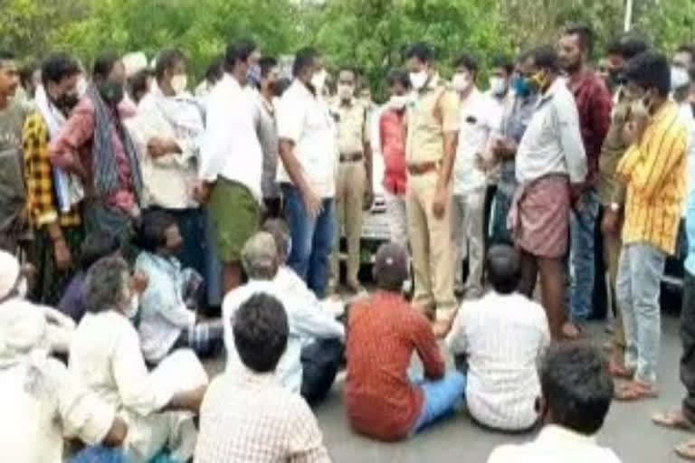 Tobacco farmers protest for minimum support price at Nellore district