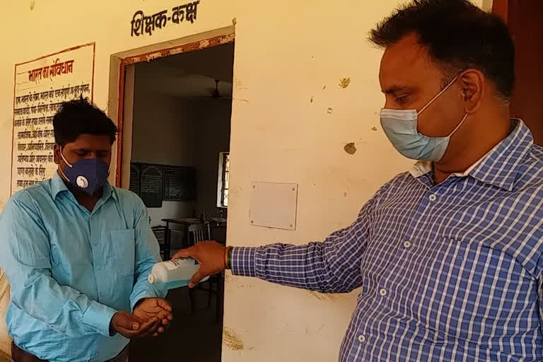 Many teachers have not yet taken vaccine in Pakur