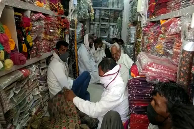 कोरोना गाइडलाइन का उल्लंघन, दुकानदारों के खिलाफ कार्रवाई, Corona Guideline Violation. Action against shopkeepers