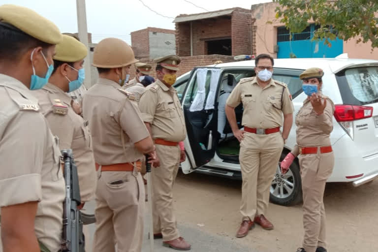 ग्रामीणों ने पुलिस टीम पर किया पथराव