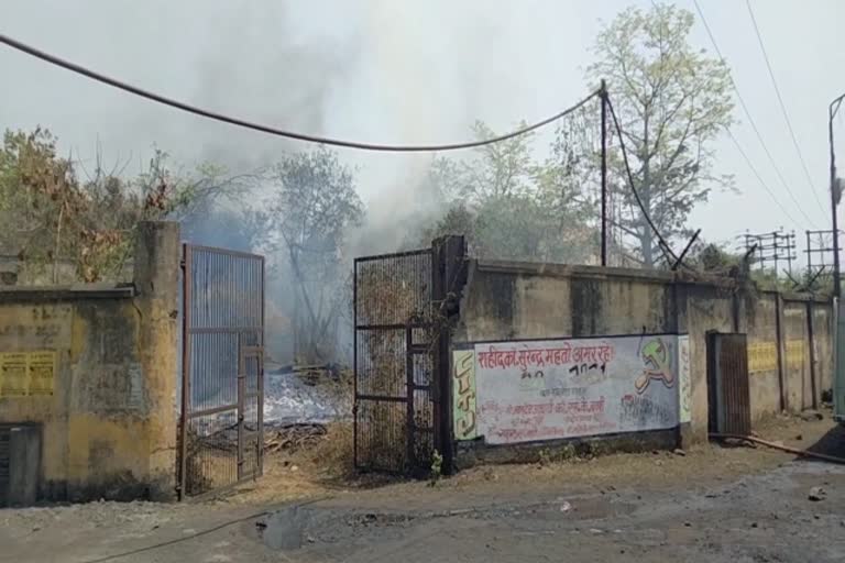 fire-on-close-warehouse-in-dhanbad