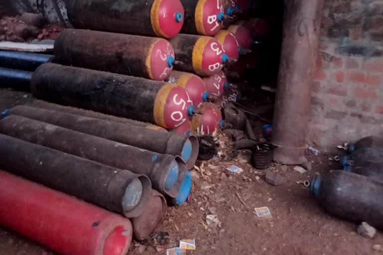 700 oxygen cylinders seized