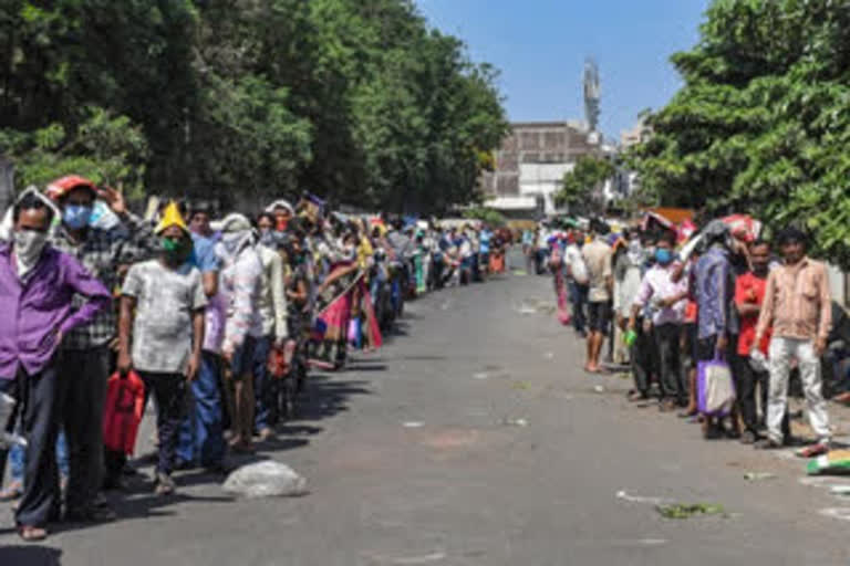 Around 77,000 migrant workers sent home: Ghaziabad admin  migrant workers sent home  migrant workers  ഗാസിയാബാദിൽ 77,000 കുടിയേറ്റ തൊഴിലാളികൾ നാട്ടിലേക്ക് മടങ്ങിട  കുടിയേറ്റ തൊഴിലാളികൾ നാട്ടിലേക്ക് മടങ്ങി  കുടിയേറ്റ തൊഴിലാളികൾ