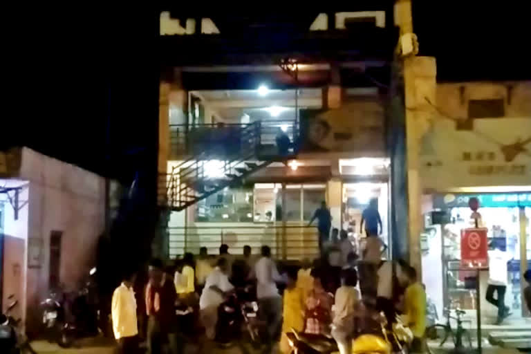 People purchasing liquor, People purchasing liquor for lockdown panic, People purchasing liquor for lockdown panic in Hospet, Hospet news, Vijayanagar news, ಮದ್ಯ ಖರೀದಿಗೆ ಮುಂದಾದ ಜನ, ಲಾಕ್​ಡೌನ್​ ಭೀತಿಯಿಂದ ಮದ್ಯ ಖರೀದಿಗೆ ಮುಂದಾದ ಜನ, ಹೊಸಪೇಟೆಯಲ್ಲಿ ಲಾಕ್​ಡೌನ್​ ಭೀತಿಯಿಂದ ಮದ್ಯ ಖರೀದಿಗೆ ಮುಂದಾದ ಜನ, ಹೊಸಪೇಟೆ ಸುದ್ದಿ, ವಿಜಯನಗರ ಸುದ್ದಿ,