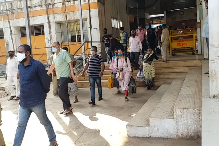 Migrant workers arriving in Belgavi from Maharashtra