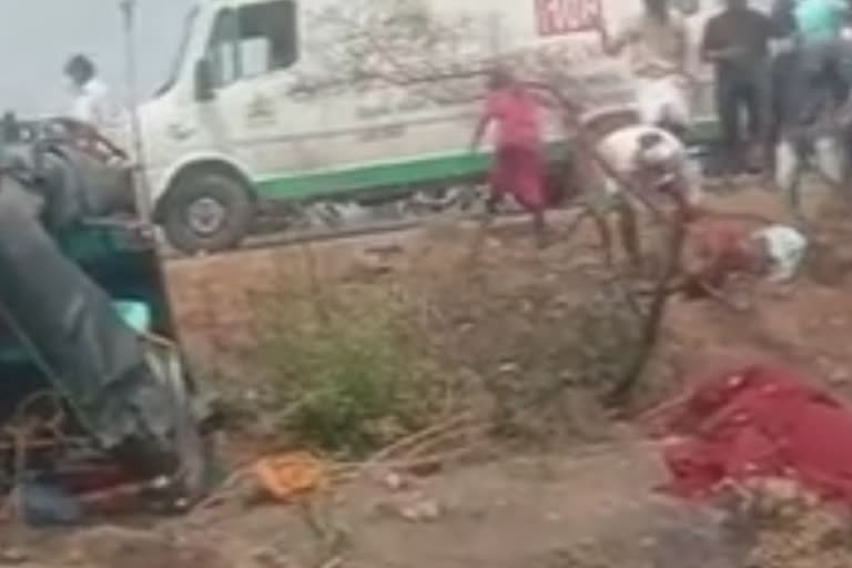 Terrible accident between auto and lorry