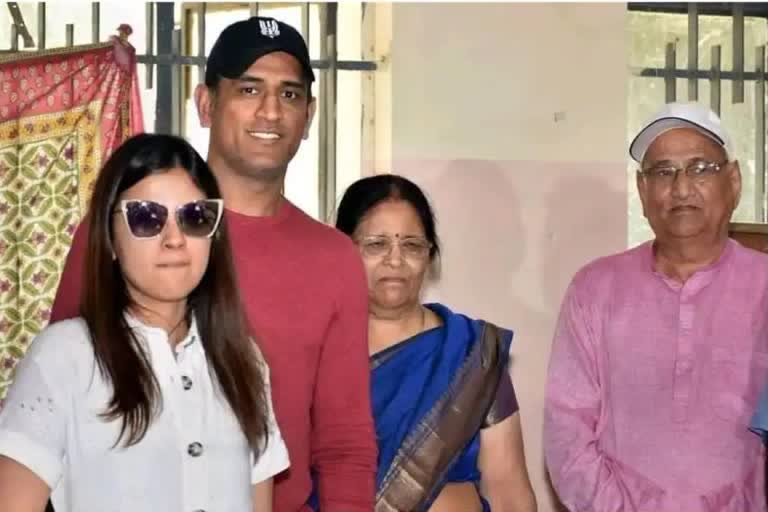 Cricketer Mahendra Singh Dhoni's parents corona infected, hospitalized