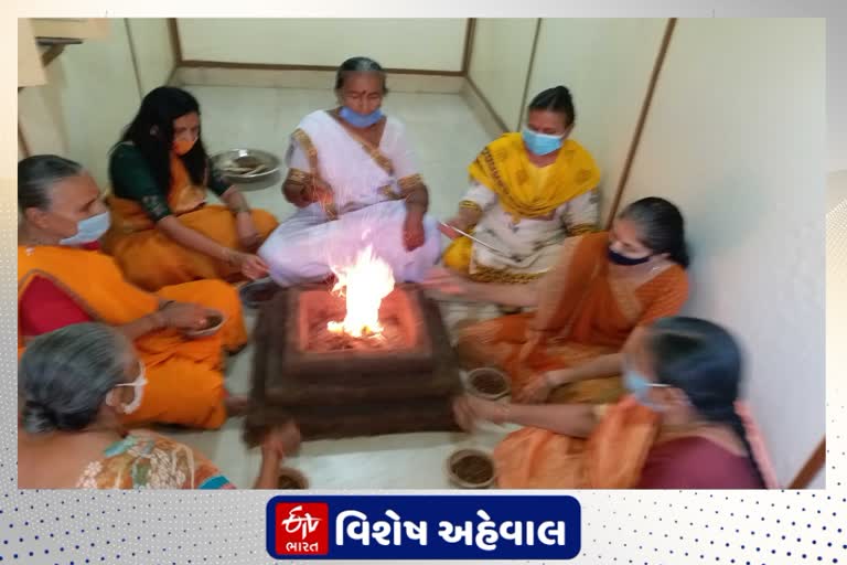 કોરોનાથી બચવા પોરબંદરમાં ઘરે ઘરે થઇ રહ્યાં છે ગાયત્રી યજ્ઞ