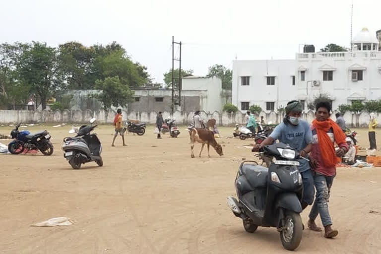 Crowds gathered in markets before lockdown in Kawardha