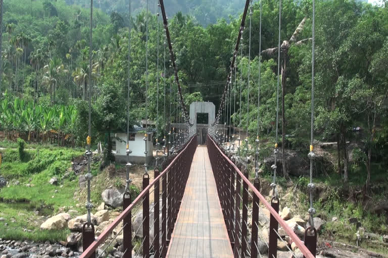 Mankulam  പ്രളയം  flood  Mankulam suspension bridge  തൂക്കുപാലം  പഞ്ചായത്ത്  മാങ്കുളം ആറാംമൈലിലെ തൂക്കുപാലം പുനര്‍നിര്‍മ്മിച്ചു