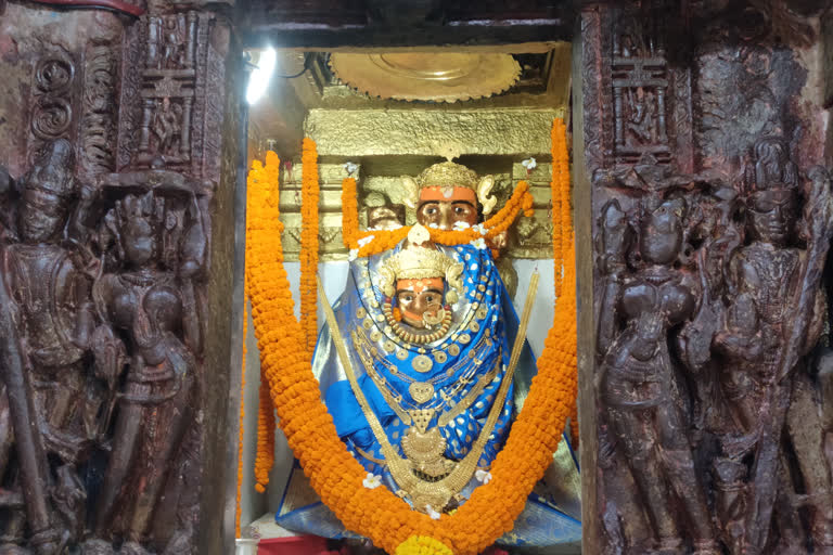 maa Mahamaya was decorated with twenty ornaments on the day of Ramnavami